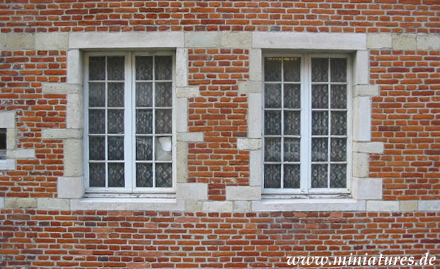 Kreuzverband an einem Gebäude in Brüssel.