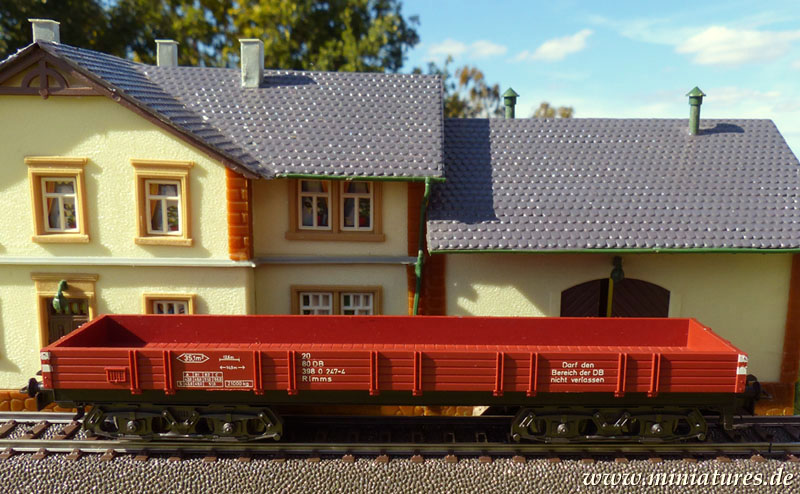 RAL 8012 Rotbraun an einem Niederbordwagen Rlmms DB IV 4-achsig, H0 Märklin 4473.